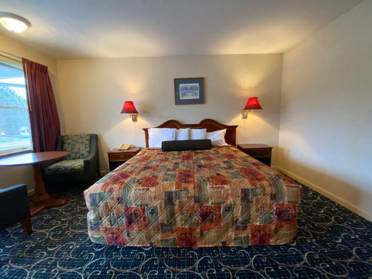 Economy Lodge 682 Main St Sturbridge Bagian luar foto