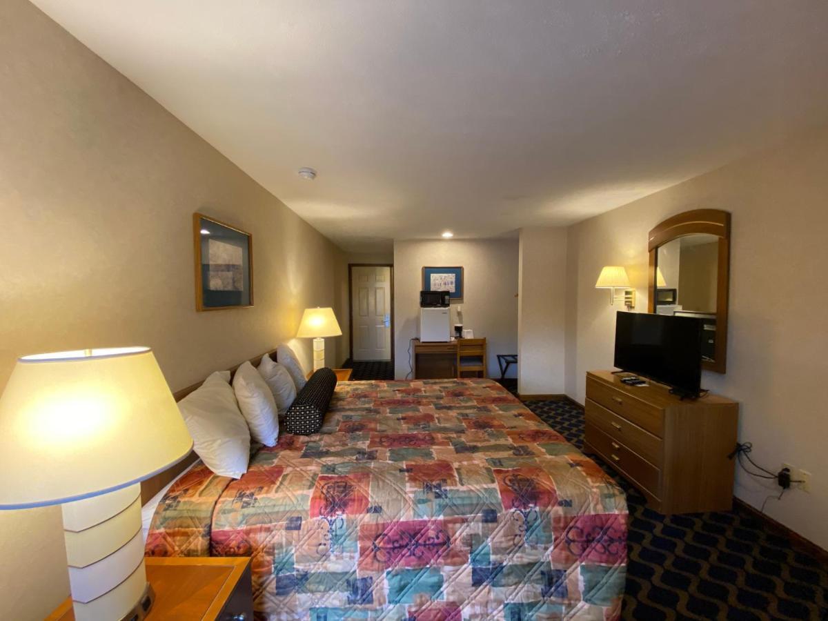Economy Lodge 682 Main St Sturbridge Bagian luar foto
