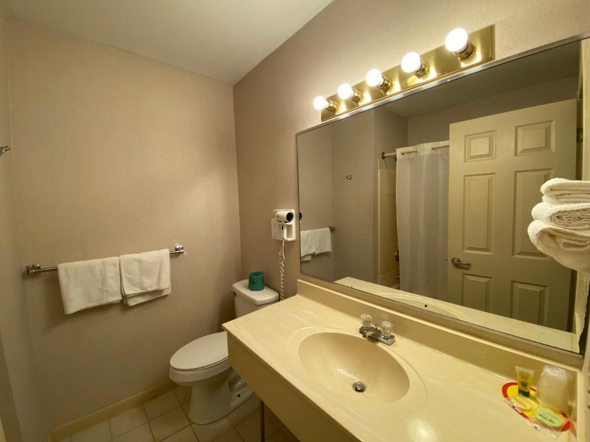 Economy Lodge 682 Main St Sturbridge Bagian luar foto