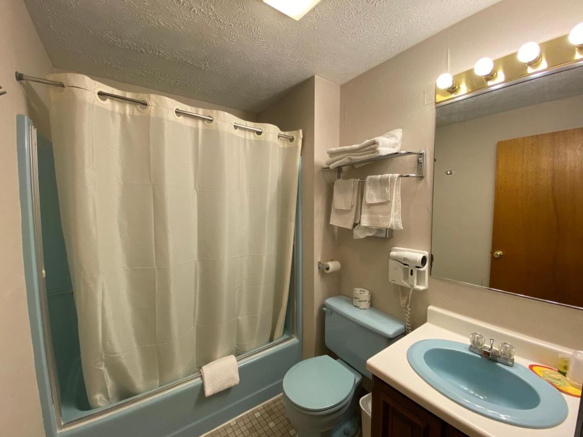 Economy Lodge 682 Main St Sturbridge Bagian luar foto
