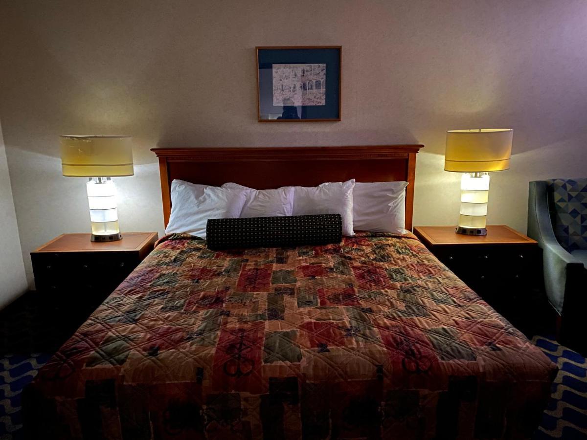 Economy Lodge 682 Main St Sturbridge Bagian luar foto