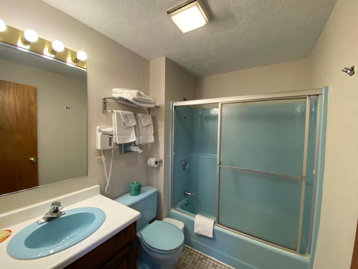 Economy Lodge 682 Main St Sturbridge Bagian luar foto