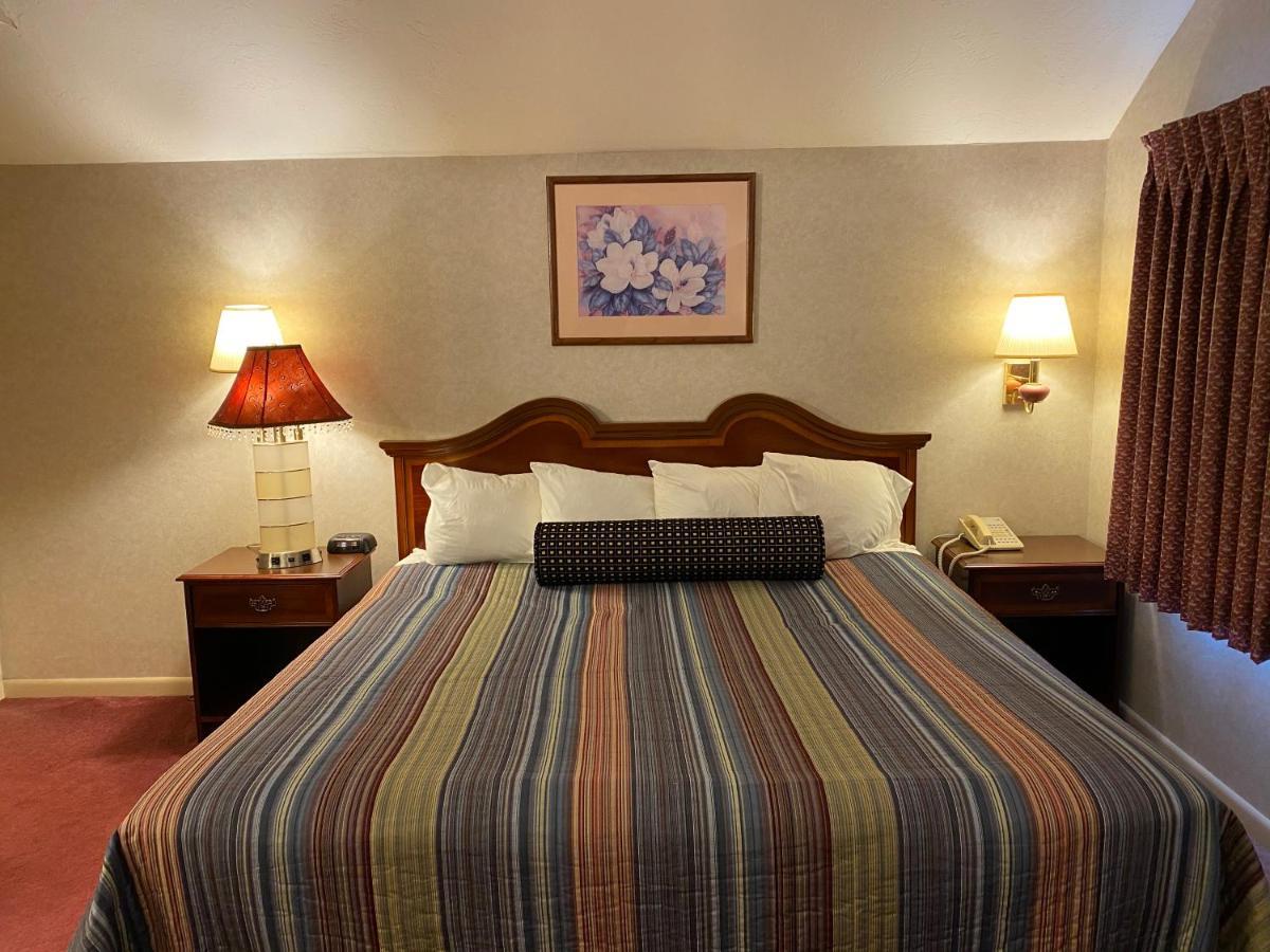 Economy Lodge 682 Main St Sturbridge Bagian luar foto