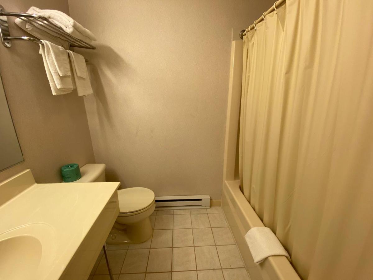 Economy Lodge 682 Main St Sturbridge Bagian luar foto