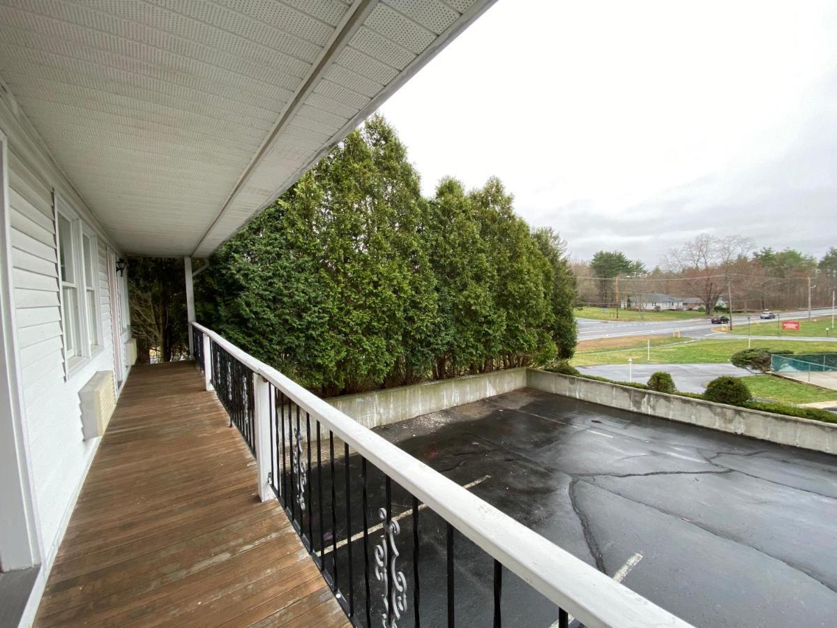 Economy Lodge 682 Main St Sturbridge Bagian luar foto