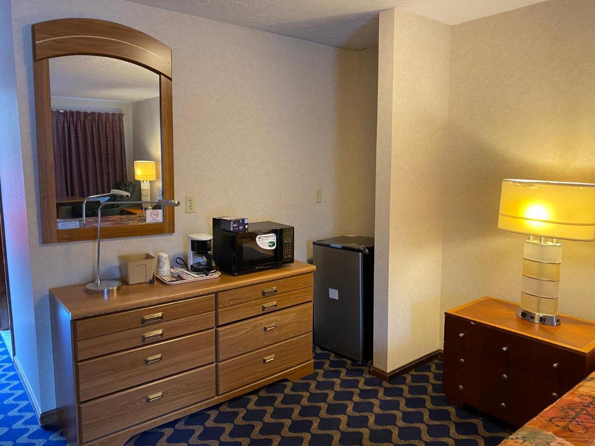 Economy Lodge 682 Main St Sturbridge Bagian luar foto