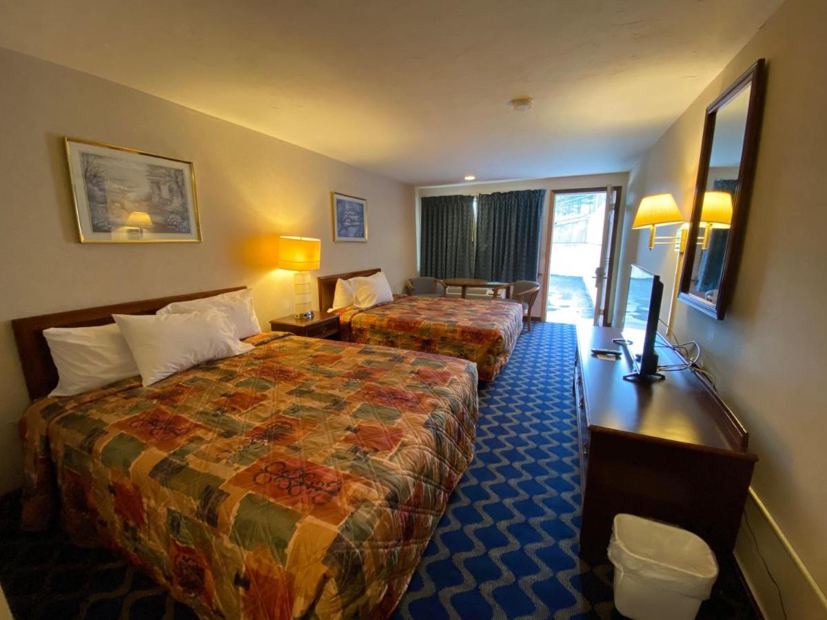 Economy Lodge 682 Main St Sturbridge Bagian luar foto