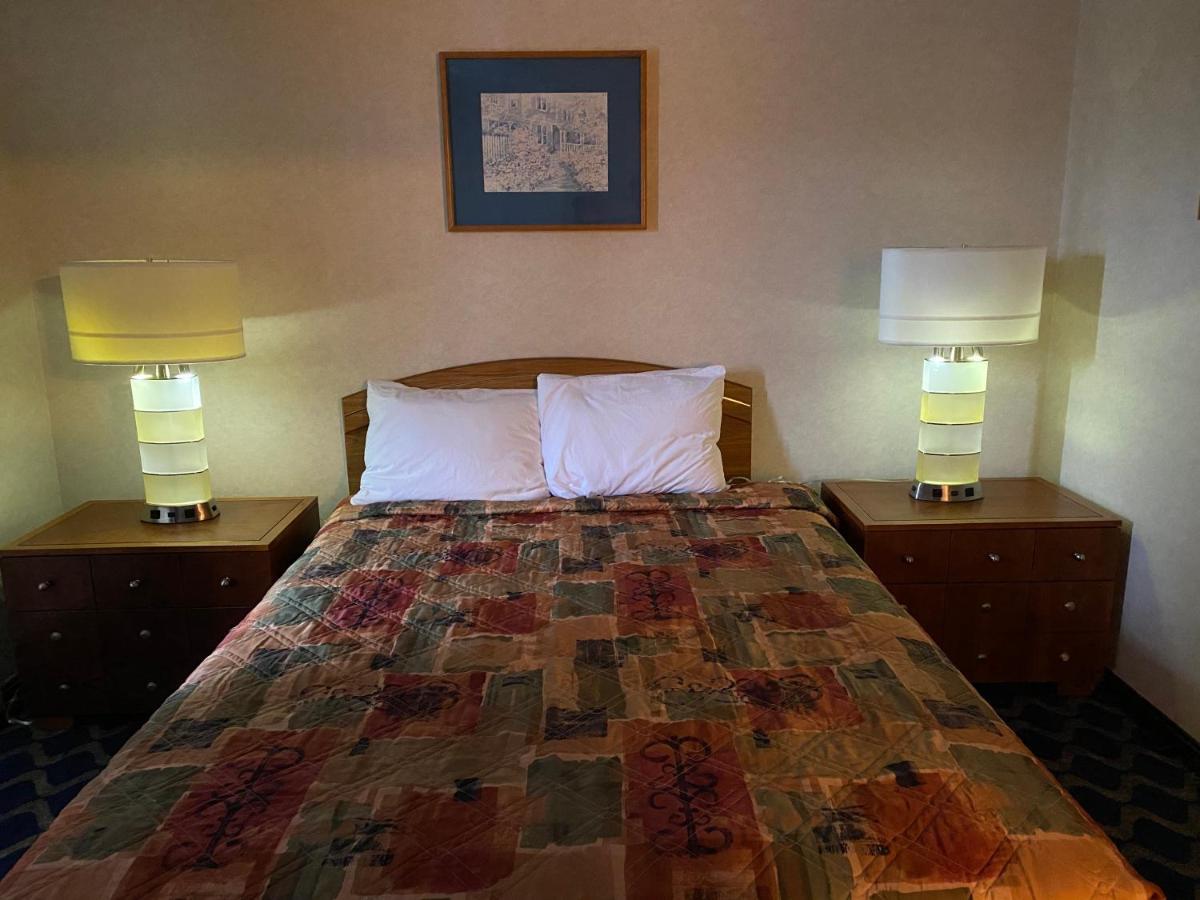 Economy Lodge 682 Main St Sturbridge Bagian luar foto