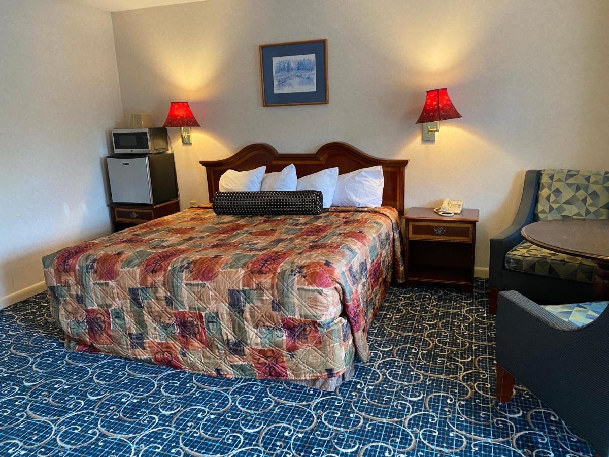 Economy Lodge 682 Main St Sturbridge Bagian luar foto