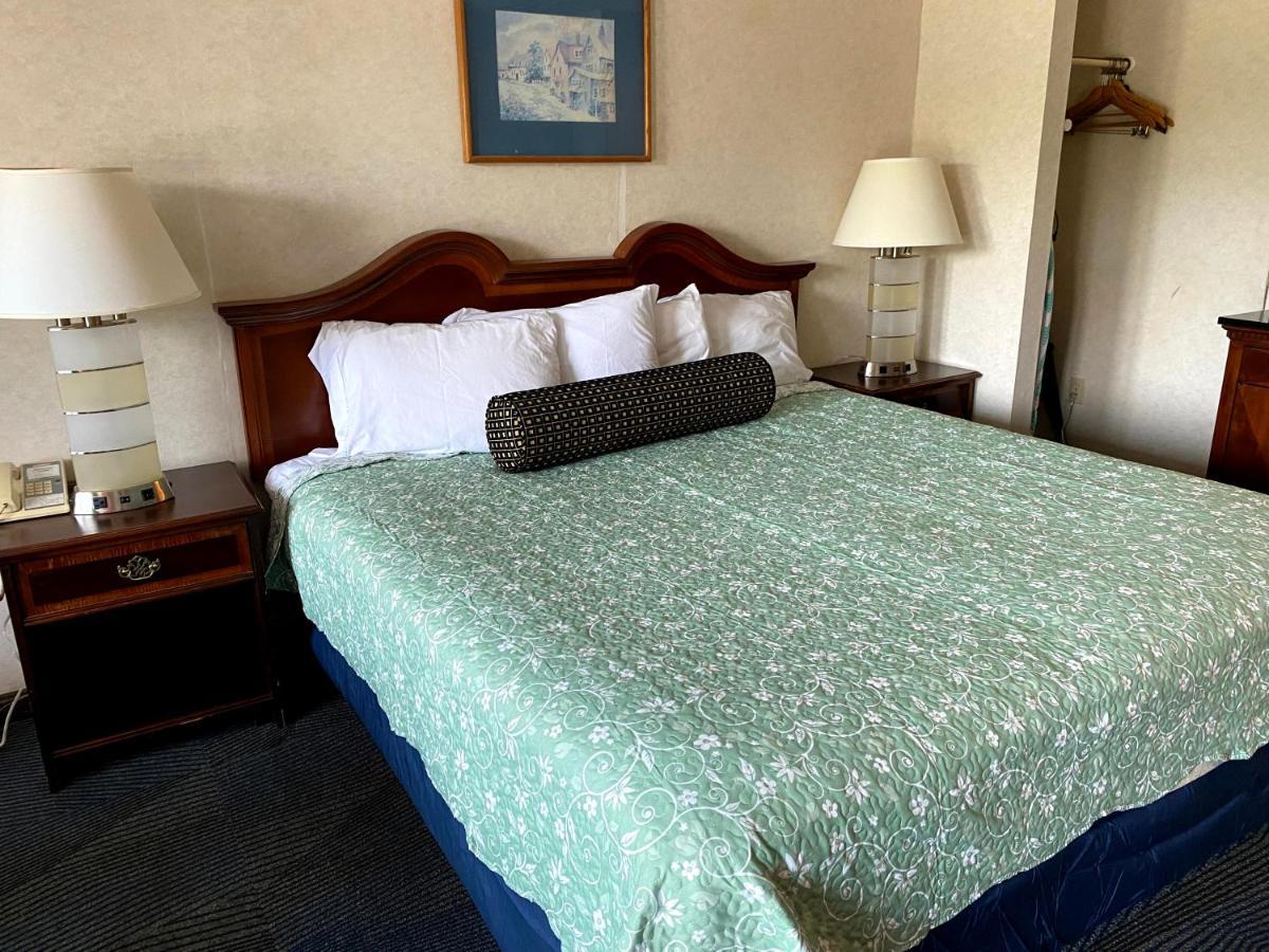 Economy Lodge 682 Main St Sturbridge Bagian luar foto