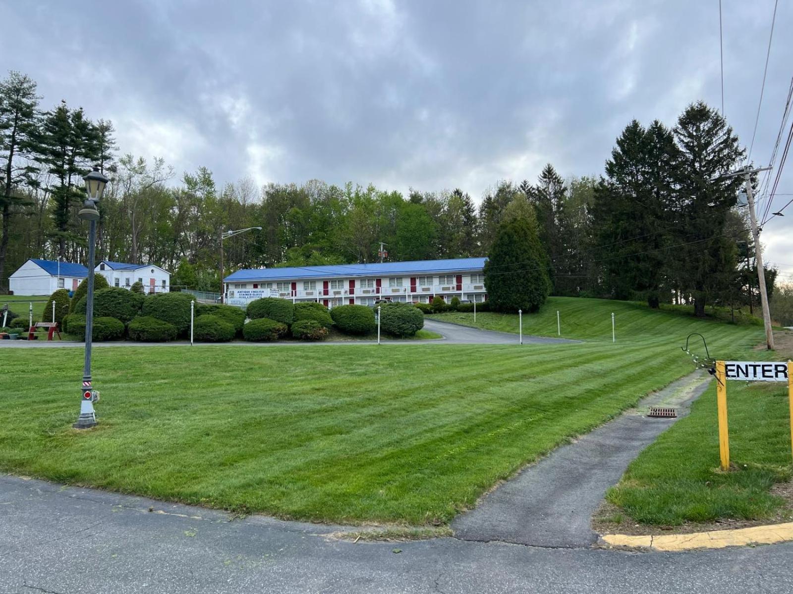 Economy Lodge 682 Main St Sturbridge Bagian luar foto