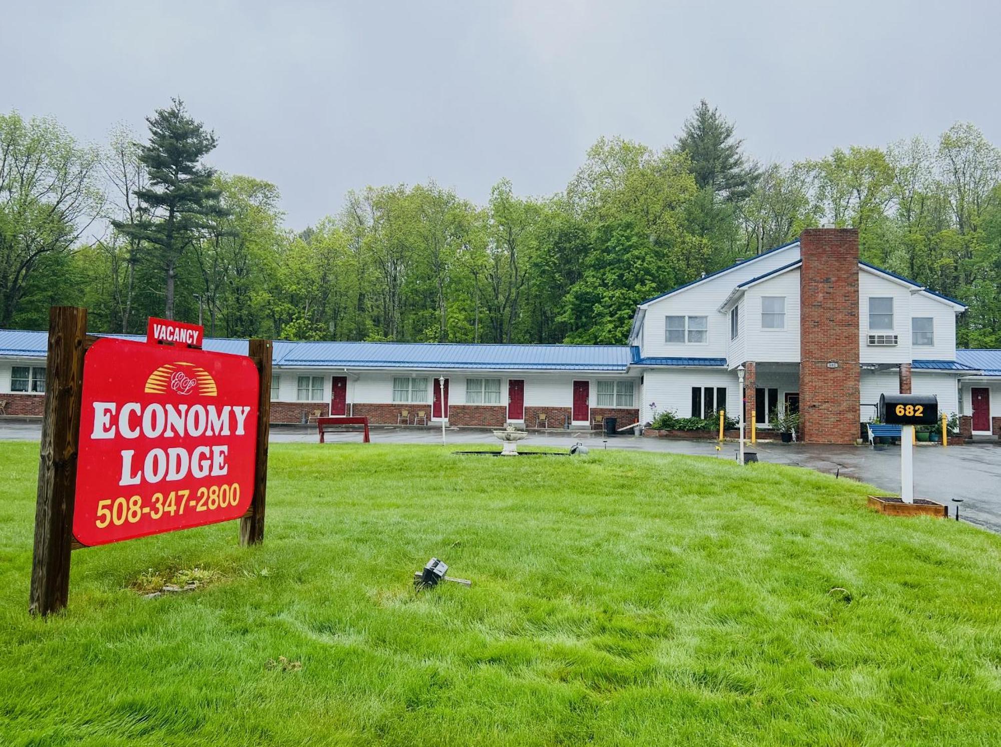 Economy Lodge 682 Main St Sturbridge Bagian luar foto