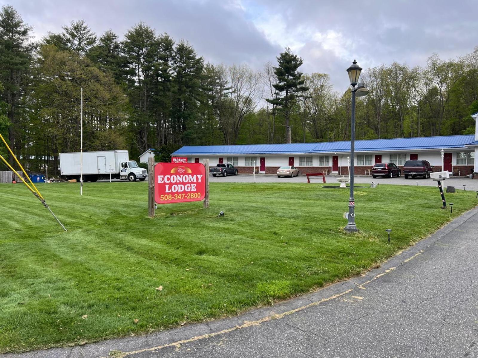 Economy Lodge 682 Main St Sturbridge Bagian luar foto