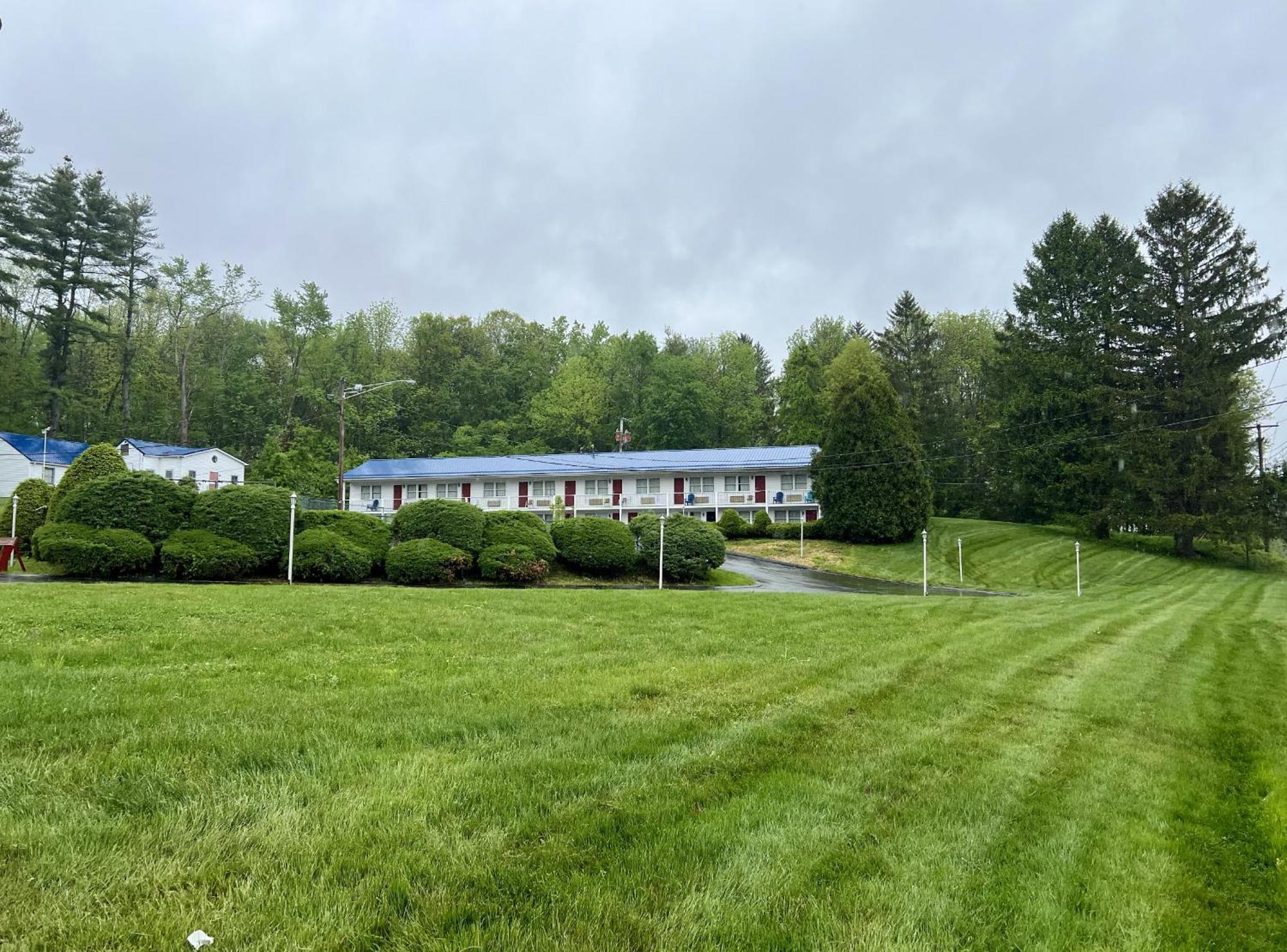 Economy Lodge 682 Main St Sturbridge Bagian luar foto