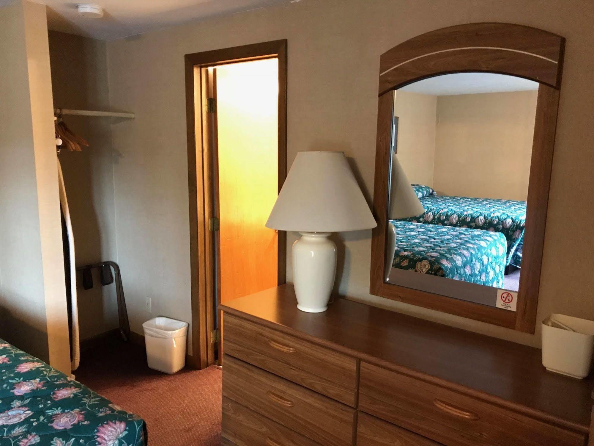 Economy Lodge 682 Main St Sturbridge Bagian luar foto