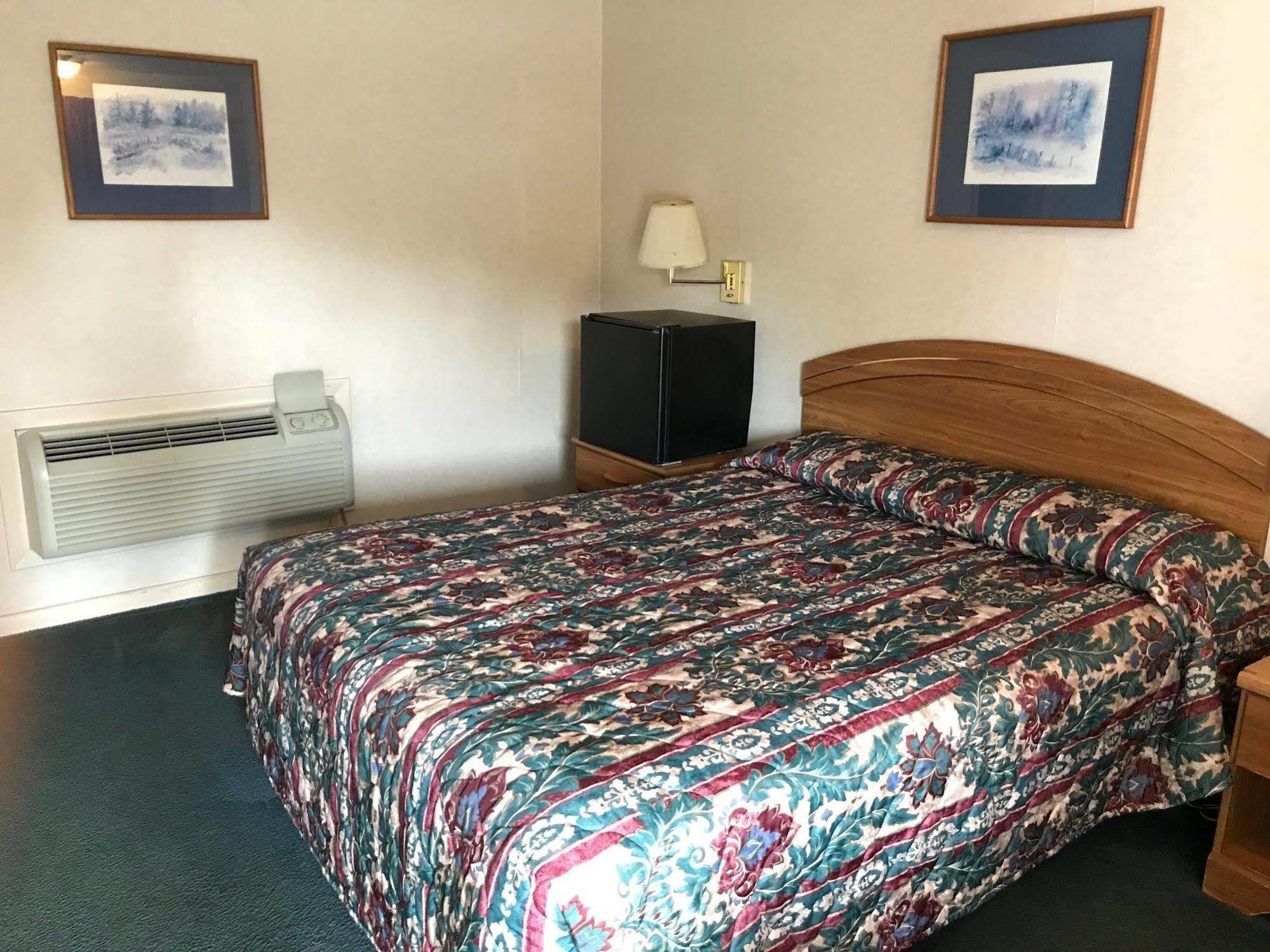 Economy Lodge 682 Main St Sturbridge Bagian luar foto