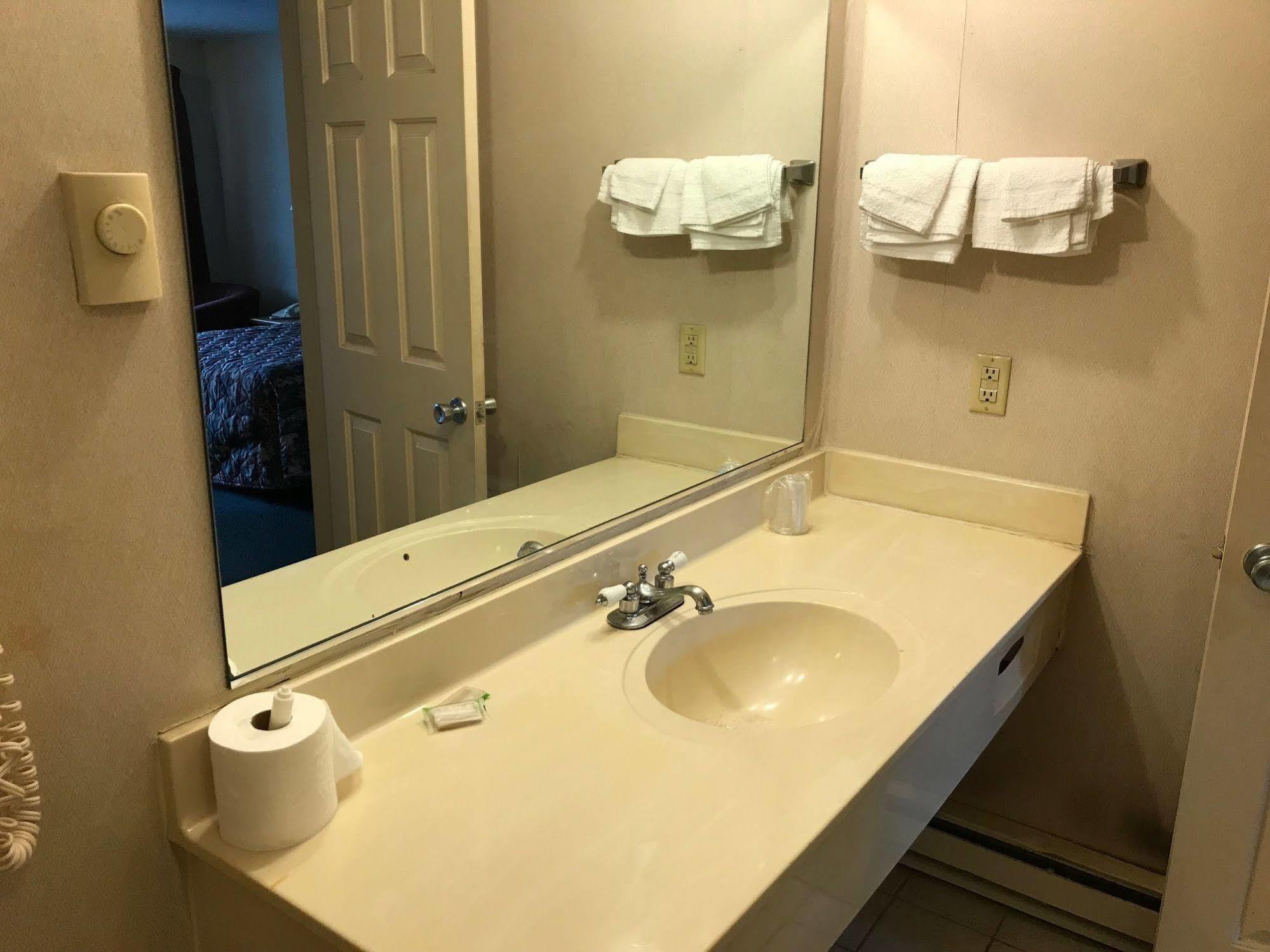 Economy Lodge 682 Main St Sturbridge Bagian luar foto