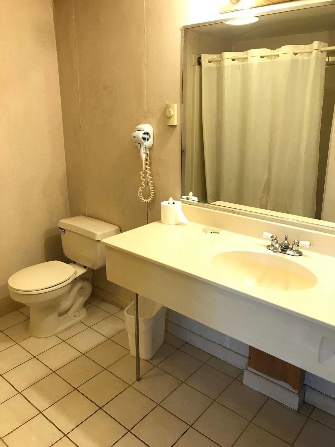 Economy Lodge 682 Main St Sturbridge Bagian luar foto