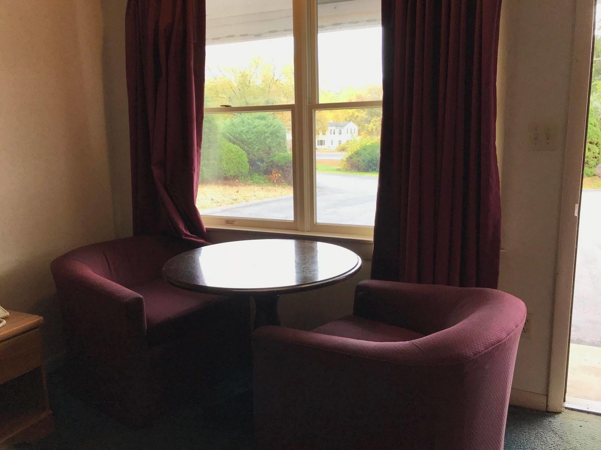 Economy Lodge 682 Main St Sturbridge Bagian luar foto