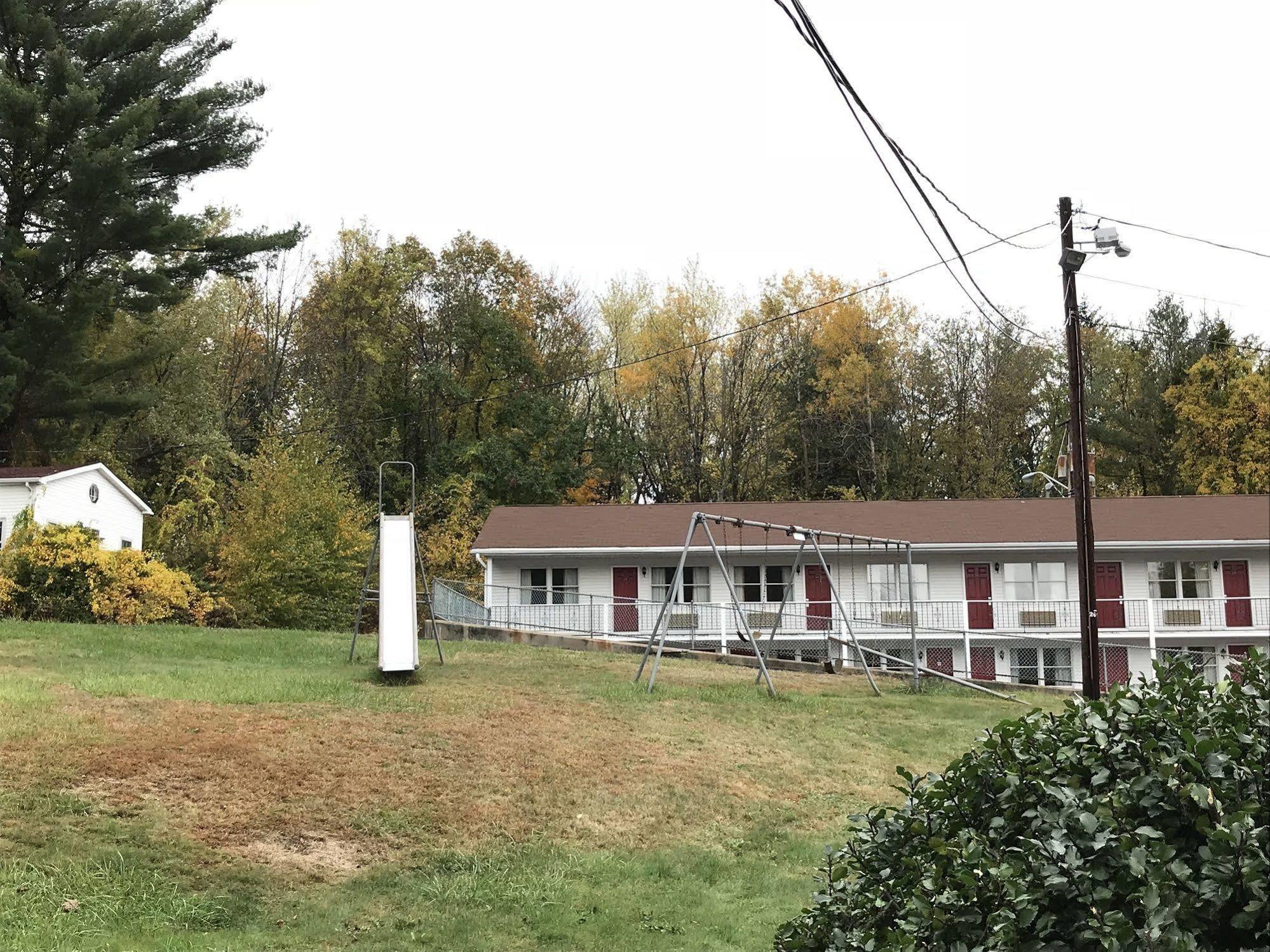 Economy Lodge 682 Main St Sturbridge Bagian luar foto